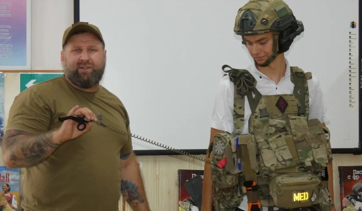 Занятие провел заместитель атамана Белореченского районного казачьего общества по патриотическому воспитанию и спорту, старший вахмистр, участник специальной военной операции, выполнявший боевые задачи в составе добровольческого казачьего отряда специального назначения «БАРС-11», Геннадий Буторин.