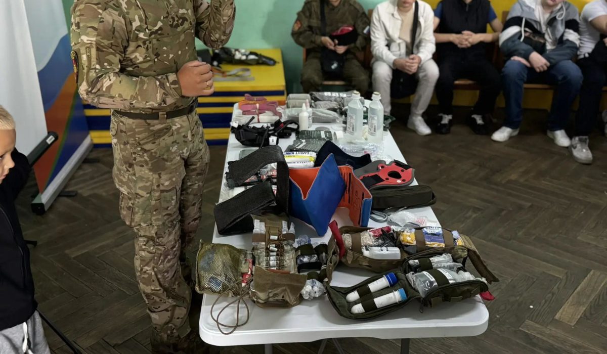 В Майкопском казачьем отделе в рамках интенсива по оказанию первой доврачебной помощи от Майкопского казачьего отдела и гранта «Единым фронтом: Отечество=Отчество» прошло мероприятие. Провёл его медик группы эвакуации ОСпН «БАРС-11»