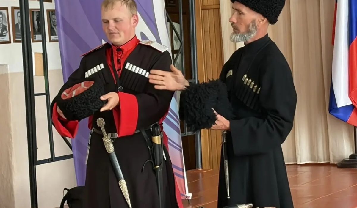Накануне во втором учебном корпусе школы № 7 станицы Каменномостской состоялся урок мужества, посвящённый 330-летию Кубанского казачьего войска. Организатором мероприятия выступило Каменномостское станичное казачье общество.